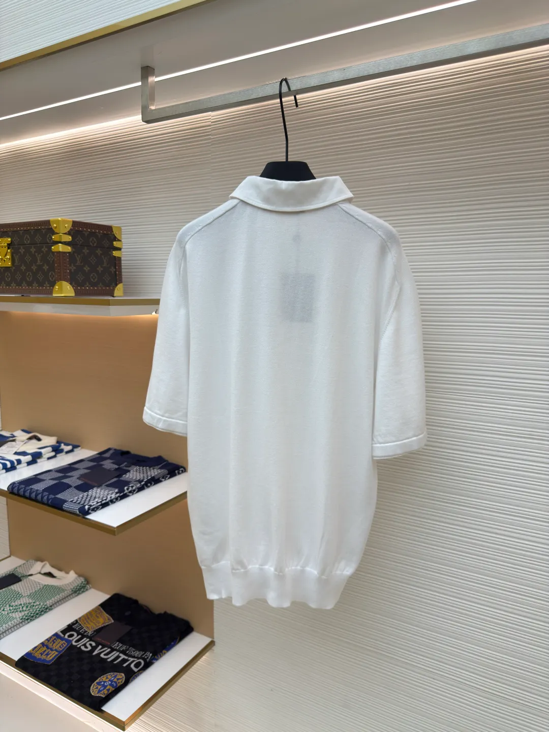 LOUIS VUITTON woolen polo POLO shirt ●Authentic product: Purchased and developed at 9650 ●Item number: 1680139-B05 ●Fabric: the finest fully combed cotton ●Technology: knitted embroidery ●Version: fitted version ●Weight: about 375g ●Size: XS-S-M-L ●Description: Made of Japanese Shima Seiki) high-end flat knitting machine to ensure seamless connection of collars, cuffs, hem ribs and other parts. The overall wiring is straight and delicate, the fabric is comfortable and soft, and the color is consistent without color difference. It can be matched with the same style to create a fashionable look and control various occasions. Customized accessories, complete with three standards, same style for men and women!